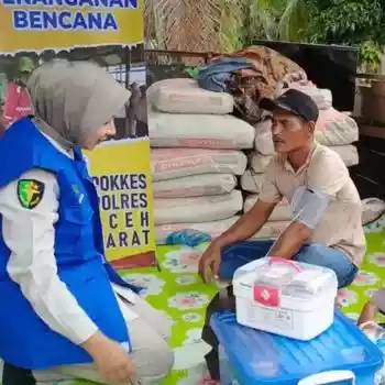 polri-beri-pelayanan-kesehatan-gratis-untuk-korban-banjir-di-aceh-1764668296788_11